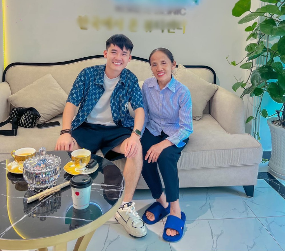 Thời gian qua, bà Tân Vlog được con trai đưa vào Sài Gòn trùng tu nhan sắc. Ngay khi chia sẻ lên mạng xã hội, thông tin nhanh chóng được cư dân mạng chú ý đến.