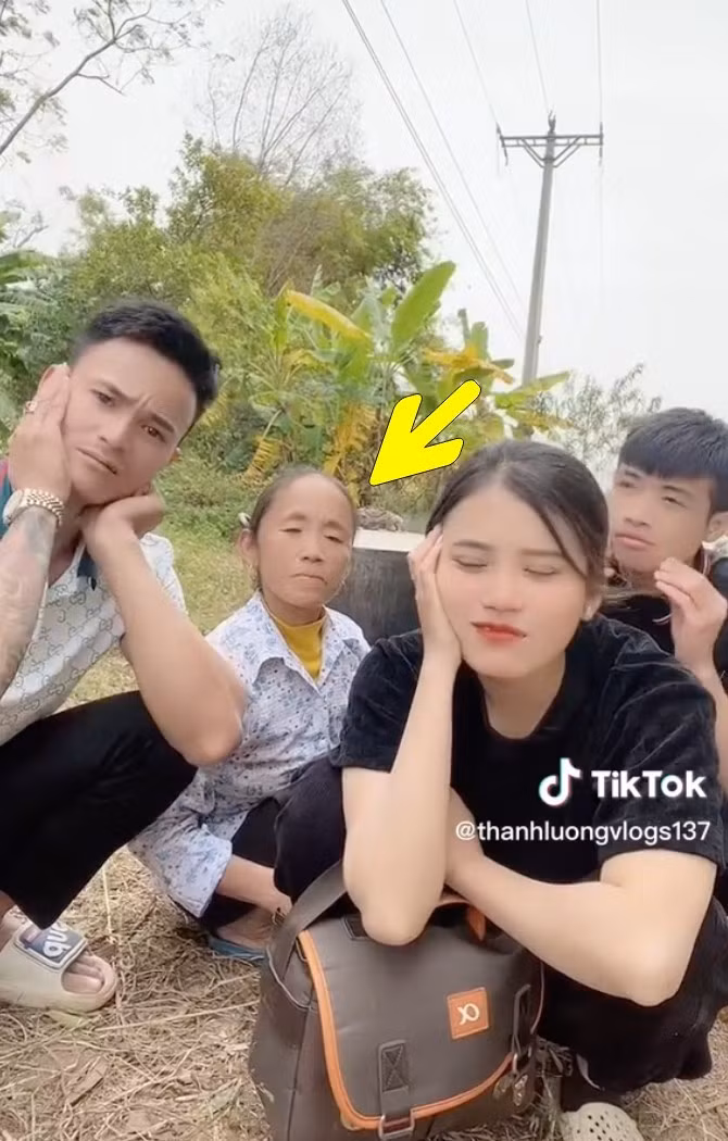 Trong clip cùng các cháu, bà Tân Vlog cố tình diễn nét mặt không cảm xúc, thỉnh thoảng lại quay đi biểu lộ sự bất lực, chán nản. Có lẽ chính bà cũng mệt mỏi, không hiểu nổi tại sao bản thân lại bị đem ra bàn tán như vậy.