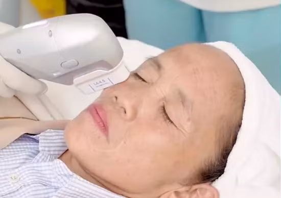 Tuy nhiên, bên cạnh những lời ngợi khen, một số người xem lại cho rằng gương mặt của hiện tượng mạng này có phần thiếu tự nhiên hậu làm đẹp.