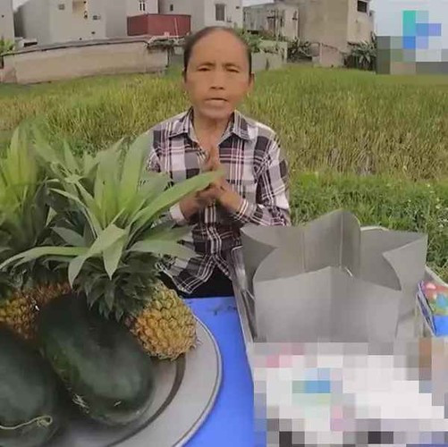 Ở thời kì "đỉnh cao", mỗi video của Bà Tân thu cả chục triệu view, có thể kiếm cả tỷ đồng/tháng.