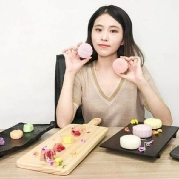 Với biệt danh "thánh nấu ăn công sở", Tiểu Dã thành danh nhờ những video vô cùng sáng tạo dạy cách nấu ăn trong văn phòng.