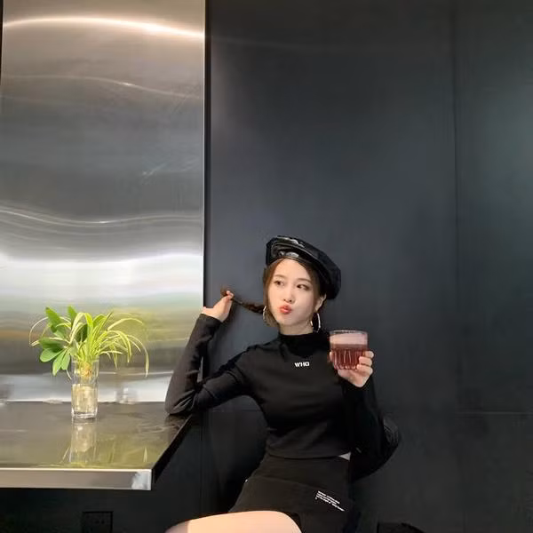 Kể từ đây, "thánh ăn văn phòng" dần ít xuất hiện trên MXH hơn, cô cũng dừng hợp tác với các nhãn hàng và nhà tài trợ.