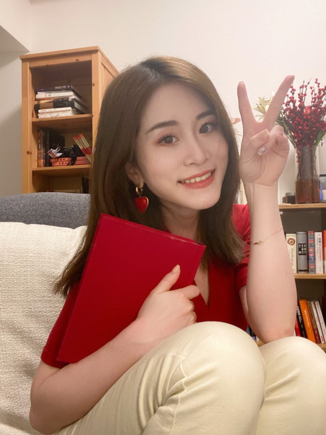 Được biết, cô nàng hiện vẫn đang làm việc ở công ty mà mình đã luôn gắn bó. Thế nhưng, vì sau những lùm xùm, Tiểu Dã đã không thể quay lại như xưa.