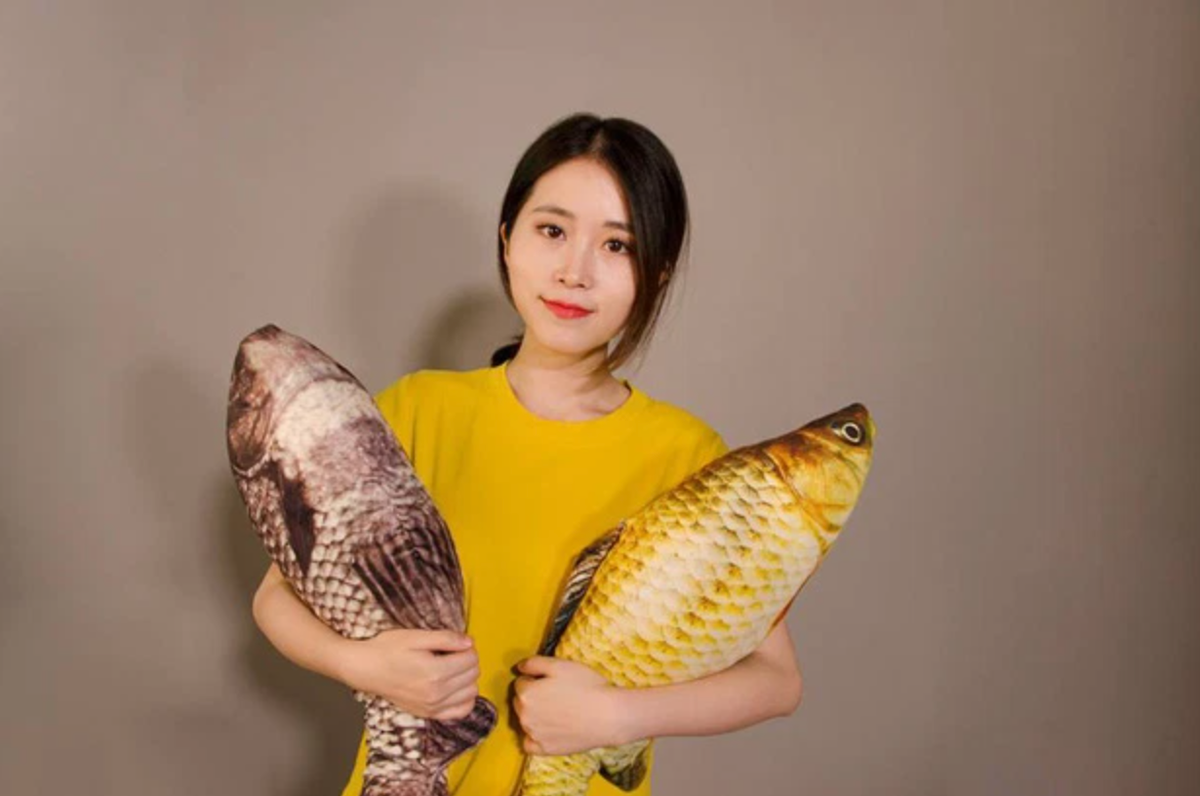 Tiểu Dã sinh năm 1993, là nhân viên của một công ty sáng tạo ở Trung Quốc. Nhờ bàn tay khéo léo mà đầu óc sáng tạo mà "hiện tượng mạng" này đã biến mình trở thành người đi đầu trong việc tạo ra những đoạn video nấu ăn ở môi trường công sở.