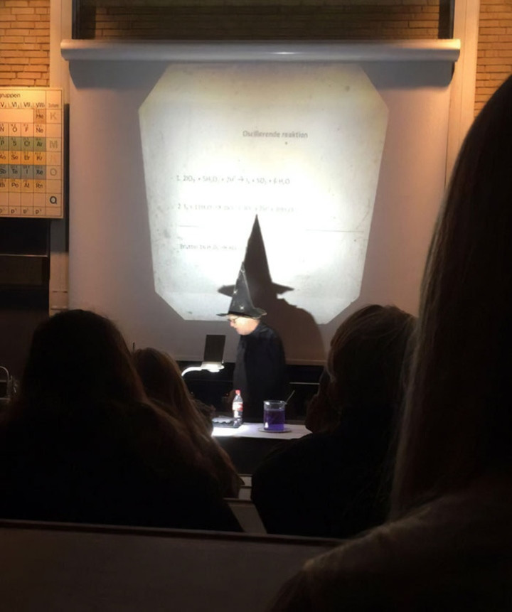 Thầy cô không chỉ là những người mang đầy tri thức mà còn chứa đựng cả "vựa muối" như thế này đây.