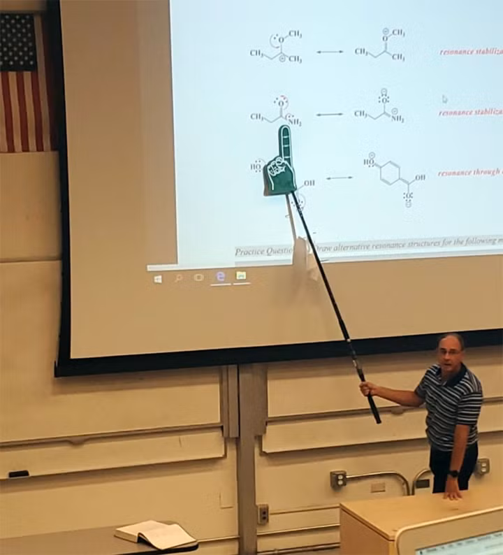 Khoảnh khắc hài hước của vị thầy giáo thay vì dùng thước thì được thay thế bằng mô hình bàn tay.