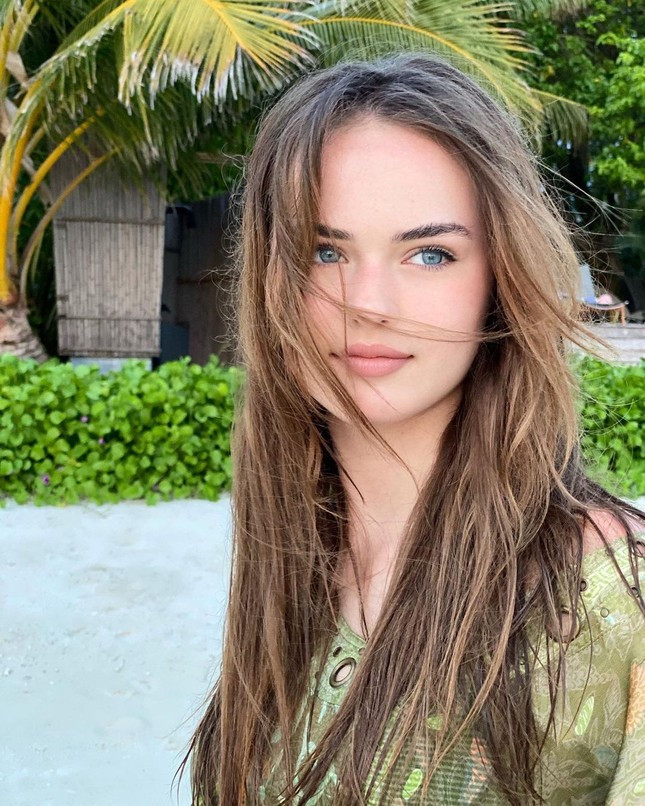 Hiện tại, Kristina Pimenova đã bước sang tuổi 17. Và cô bé với gương mặt ngây thơ năm nào đã trở thành thiếu nữ vẫn mang vẻ đẹp hút hồn như xưa.