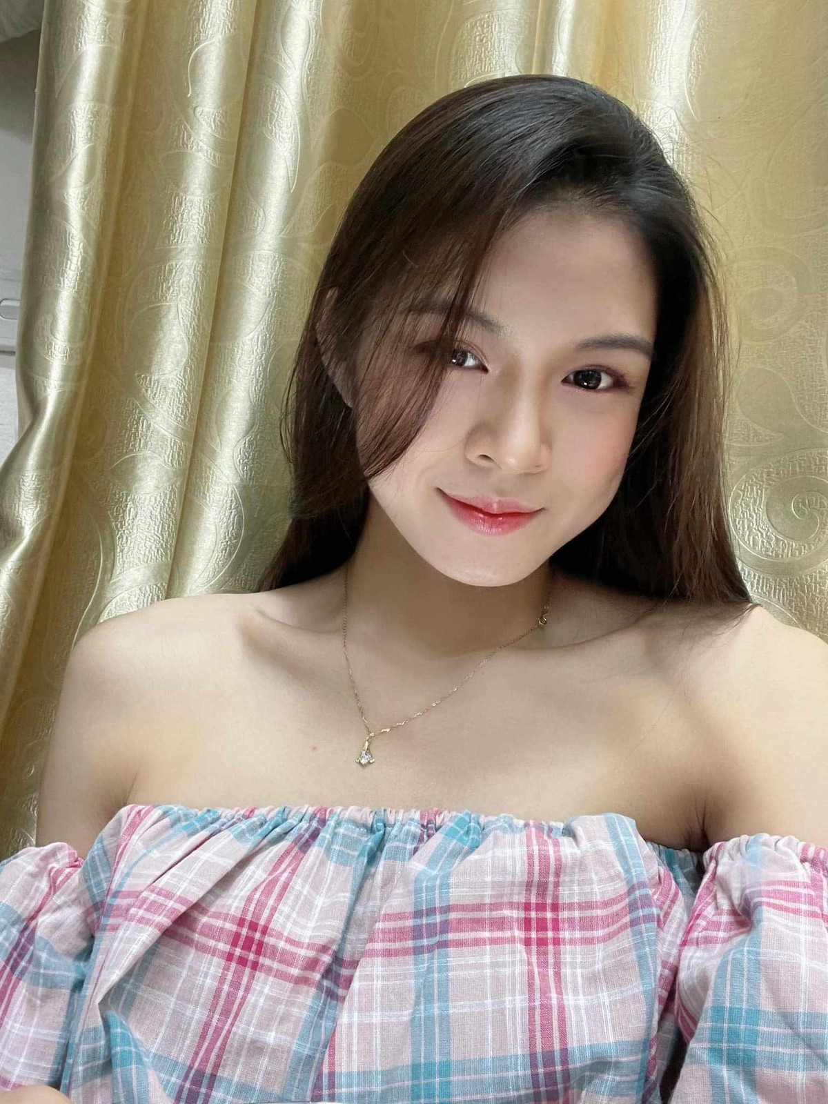 Ngoài vóc dáng cao ráo cân đối của một VĐV, cô còn sở hữu nụ cười tỏa nắng, gương mặt hài hòa không thua kém bất kỳ người đẹp Vbiz nào.