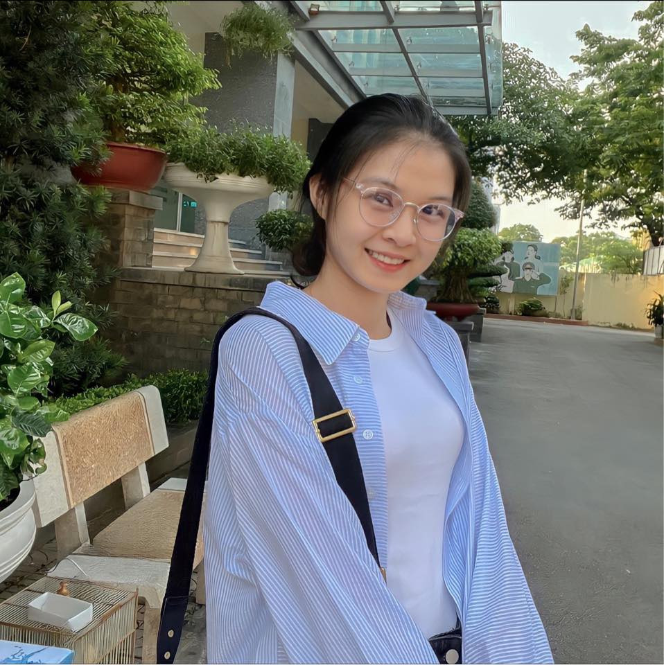 Ngọc chơi ở vị trí chủ công đối chuyền của Kinh Bắc Bắc Ninh. Cô nàng đến với bóng chuyền khá sớm khi chỉ mới 12 tuổi.