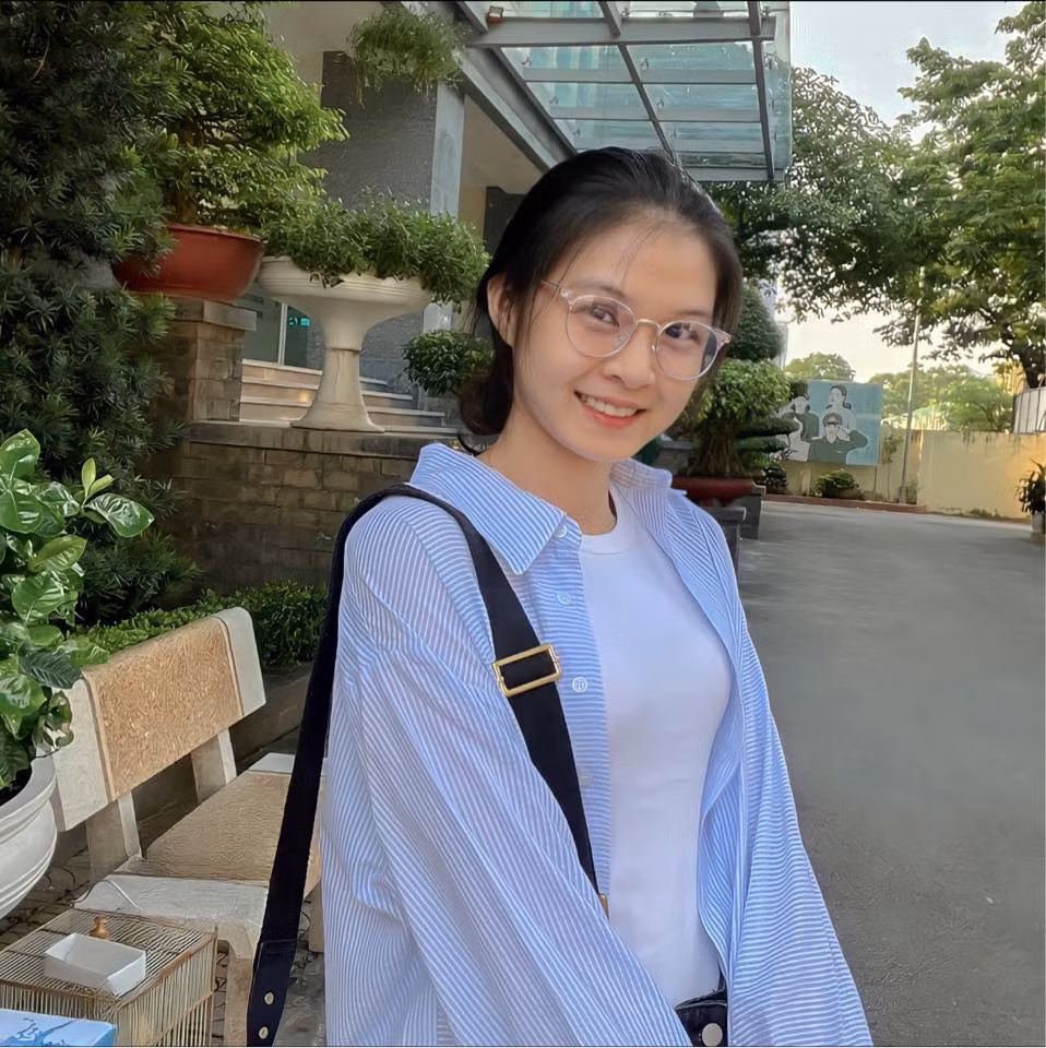 Ngọc chơi ở vị trí chủ công đối chuyền của Kinh Bắc Bắc Ninh. Cô nàng đến với bóng chuyền khá sớm khi chỉ mới 12 tuổi.