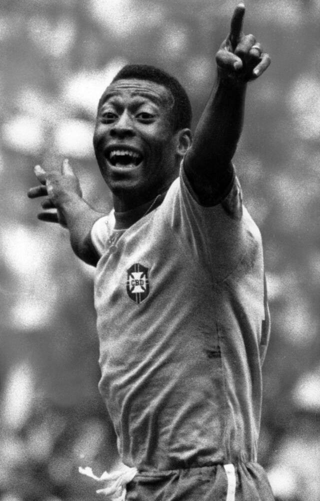 Vào năm 1958 Pele lại khiến người hâm mộ nhớ mãi với màn lập hattrick tại Bán kết World Cup, Brazil đấu với Pháp.