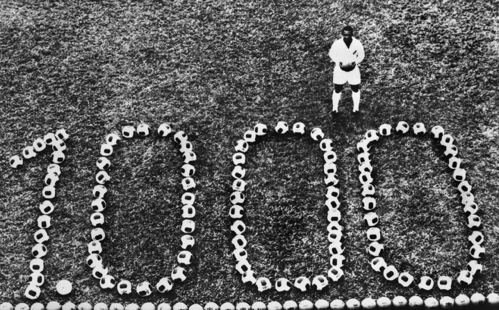 Pele là cầu thủ đầu tiên vượt mốc 1.000 bàn thắng, dù có nhiều tranh cãi quanh con số này. Bàn thứ 1000 trong sự nghiệp đỉnh cao của ông được ghi tại Maracana, sân được coi là thánh đường của bóng đá Brazil.