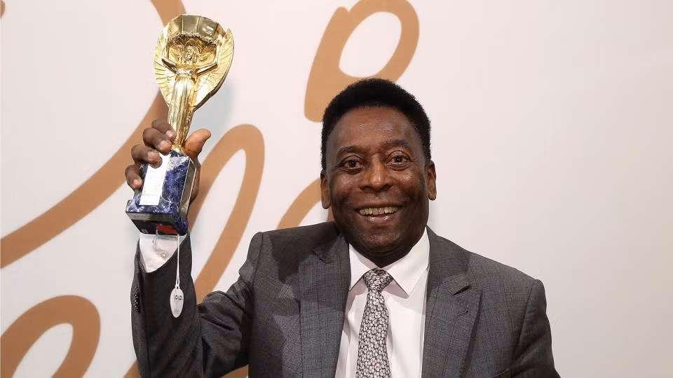 Bàn thắng đầu tiên thường được mô tả là một trong những bàn thắng đẹp nhất được ghi trong lịch sử World Cup khi cầu thủ 17 tuổi quay lưng về phía khung thành đối phương, khống chế quả tạt của Nílton Santos trên ngực rồi tâng bóng qua đầu một hậu vệ Thụy Điển. Sau đó, ông vô-lê ghi bàn giúp Brazil vươn lên dẫn trước 3-1.