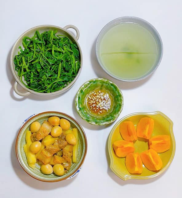 Tuy nhiên do cuộc sống hiện đại, việc chuẩn bị bữa cơm gia đình không còn dành nhiều thời gian nên chuyện nấu bữa cơm tươm tất, sắp xếp món ăn sao cho hợp lý, đủ chất dinh dưỡng, vệ sinh và phù hợp với túi tiền không đơn giản.