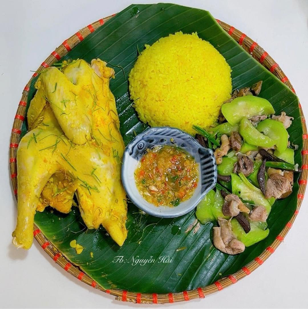 Theo chia sẻ, những mâm cơm này dành cho 2 người, là cô và một em bé 5 tuổi với những món ăn quen thuộc.