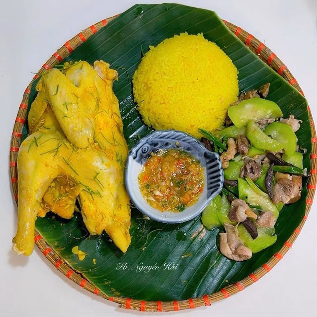 Theo chia sẻ, những mâm cơm này dành cho 2 người, là cô và một em bé 5 tuổi với những món ăn quen thuộc.