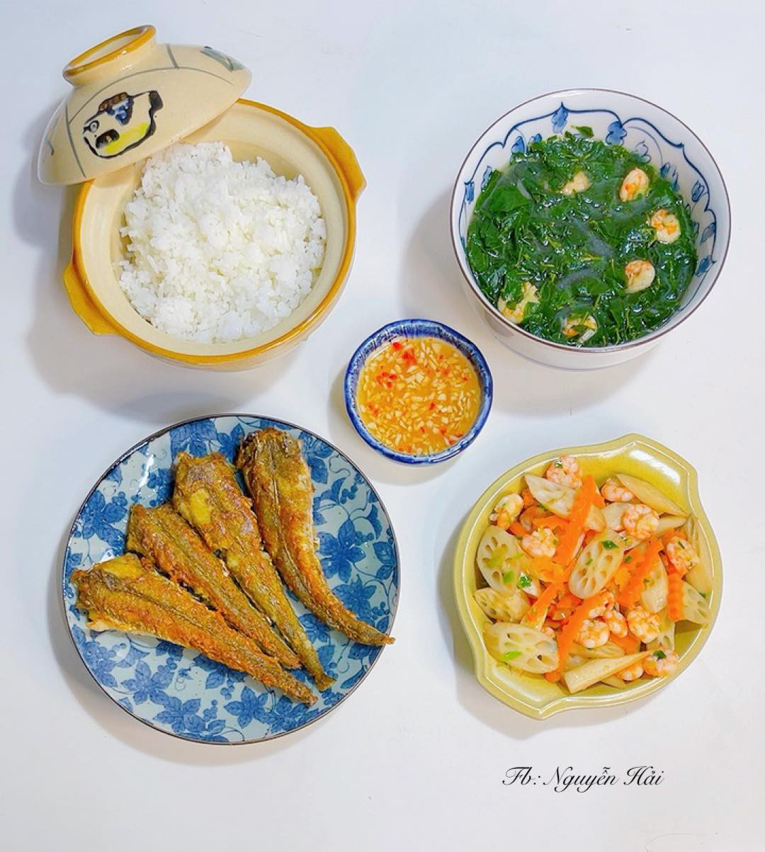 Được biết sở dĩ mâm cơm gia đình nhưng chỉ có 2 mẹ con là vì chồng cô đi làm xa, 1 tháng mới về nhà một lần.