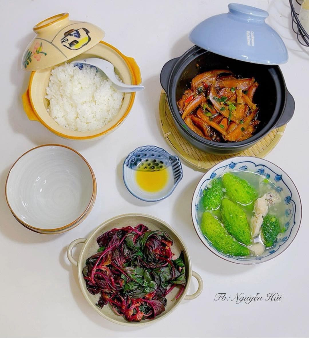 Nhà có bé nhỏ nên nhiều khi cô phải lựa nấu theo sở thích của con và những món phù hợp với trẻ nhỏ nên thực đơn chưa được phong phú cho lắm.