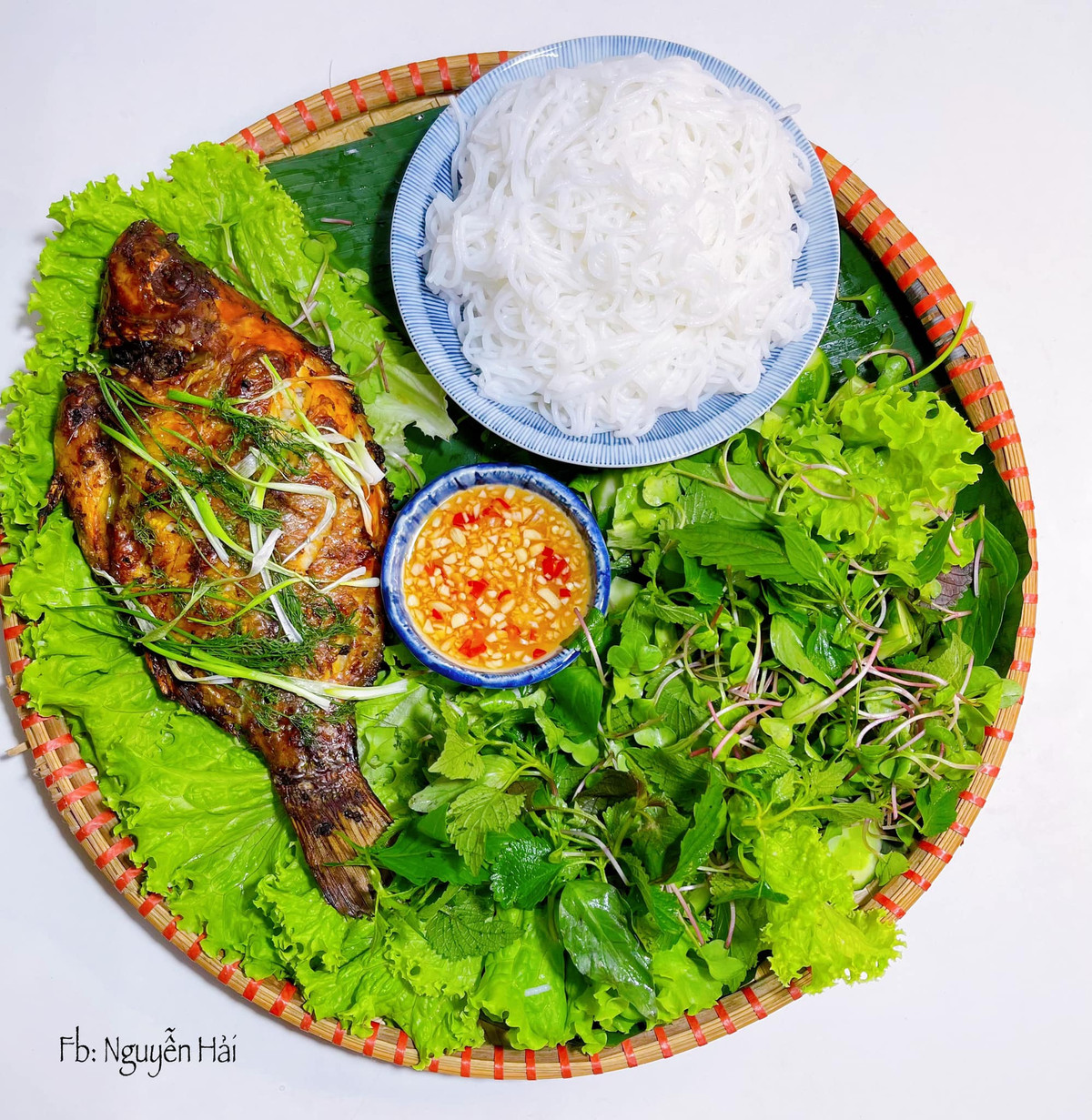 Có những bữa ăn cô làm cầu kỳ, không dùng đến mâm mà sử dụng mẹt để bày biện vô cùng bắt mắt.