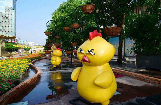 Năm Đinh Dậu 2017 là năm con gà nên chắc chắn linh vật đứng số 1 là những chú gà đáng yêu. Thế nhưng có lẽ do lạc mẹ nên bạn này hơi rầu rĩ chăng? Ảnh: Tổng hợp