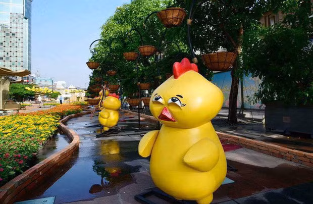 Năm Đinh Dậu 2017 là năm con gà nên chắc chắn linh vật đứng số 1 là những chú gà đáng yêu. Thế nhưng có lẽ do lạc mẹ nên bạn này hơi rầu rĩ chăng? Ảnh: Tổng hợp