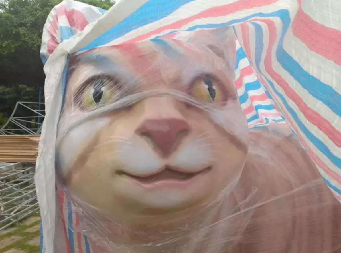 Cụ thể, TP. Vũng Tàu được cho là nơi đầu tiên “mở bát” linh vật năm 2023 với những bức tượng mèo “siêu to khổng lồ”. Song, khi nhìn gần hơn gương mặt của những chú mèo, nhiều người không khỏi bật cười vì các đường nét có phần “tấu hài”. Không chỉ có nét mặt hài hước, nhiều người còn nhận xét là những chú mèo này nhìn khá giống loài hổ phiên bản hiền lành.