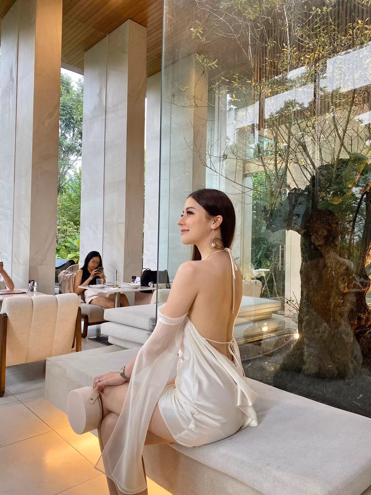 Trên trang cá nhân, hot girl hàng không thường xuyên đăng tải những hình ảnh đi du lịch, hưởng thụ cuộc sống sang chảnh.