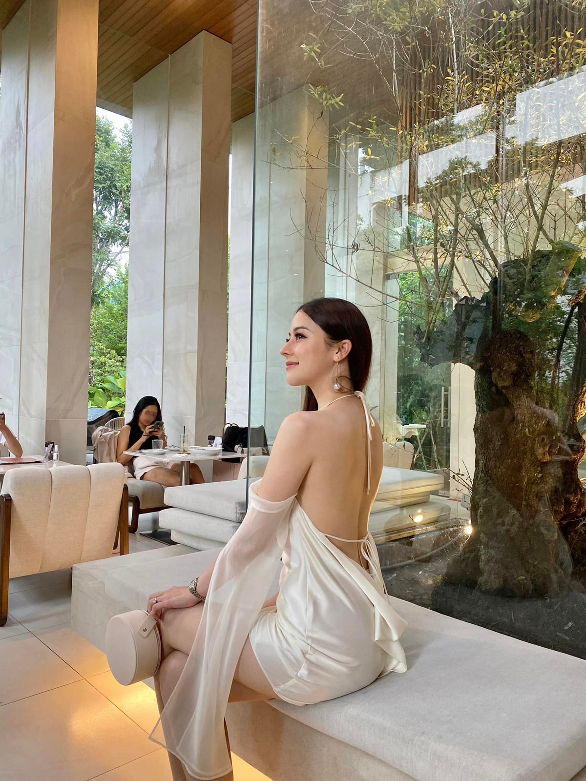 Trên trang cá nhân, hot girl hàng không thường xuyên đăng tải những hình ảnh đi du lịch, hưởng thụ cuộc sống sang chảnh.