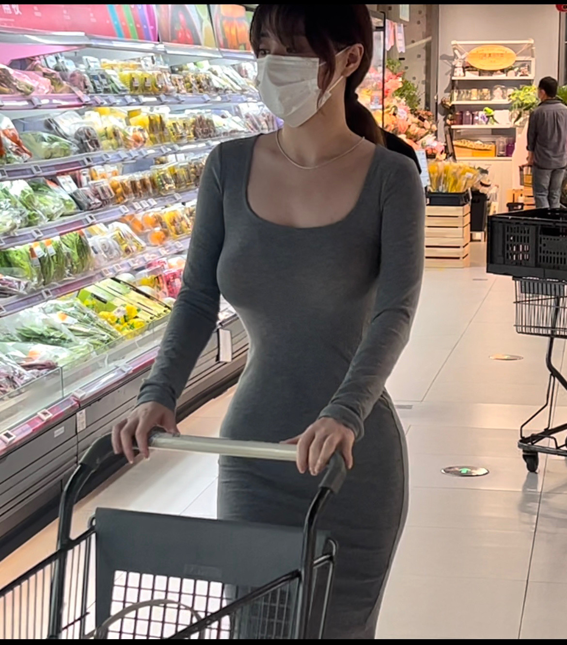 Rất nhanh tên tuổi của "hot girl siêu thị" đã được tìm ra và đó không ai khác là Dật Nhu, cái tên không quá xa lạ đối với giới trẻ đất nước tỷ dân.