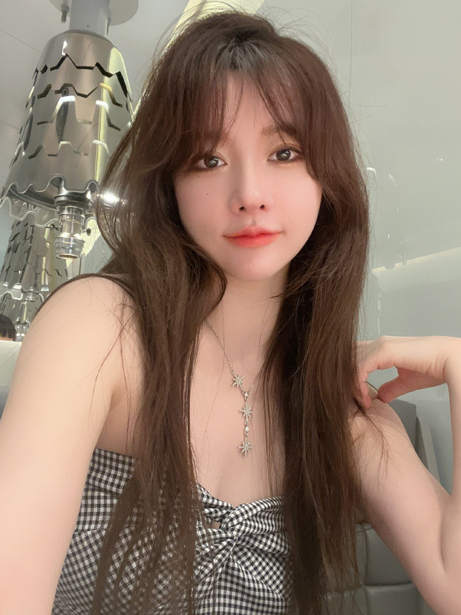 Dật Nhu thường xuyên chọn những trang phục và phối đồ sao cho phô diễn hết body gợi cảm của mình nhất có thể.