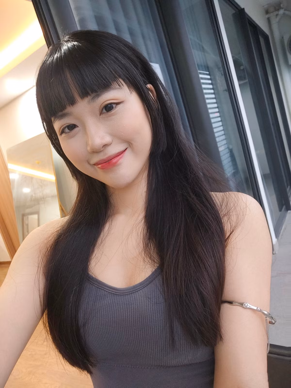 Ngoài ra cô còn gây ấn tượng với màn múa quạt, múa bóng trên sân khấu chương trình Nóng cùng World Cup. Ảnh: FBNV