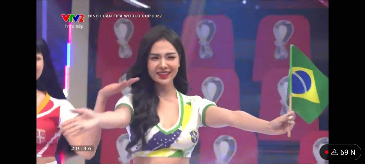 Khác với Lê Phương Anh, cô gái Cao Trang (tên đầy đủ là Cao Thu Trang, sinh năm 2001) lại nổi tiếng sau mùa World Cup vì được báo chí xứ Trung để mắt.