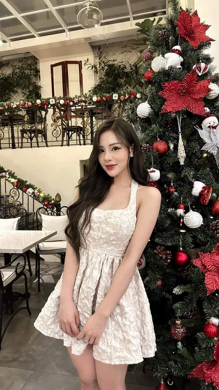 Sau khoảnh khắc này, Cao Trang tiếp tục gây chú ý khi lên sóng chương trình bình luận trận đấu World Cup. Tuy nhiên tại chương trình, cô nàng đã có một chút nhầm lẫn và nhận về nhiều ý kiến trái chiều.