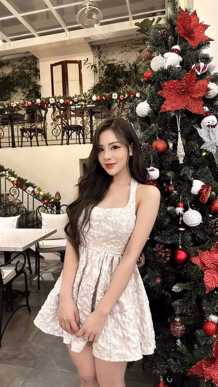 Sau khoảnh khắc này, Cao Trang tiếp tục gây chú ý khi lên sóng chương trình bình luận trận đấu World Cup. Tuy nhiên tại chương trình, cô nàng đã có một chút nhầm lẫn và nhận về nhiều ý kiến trái chiều.