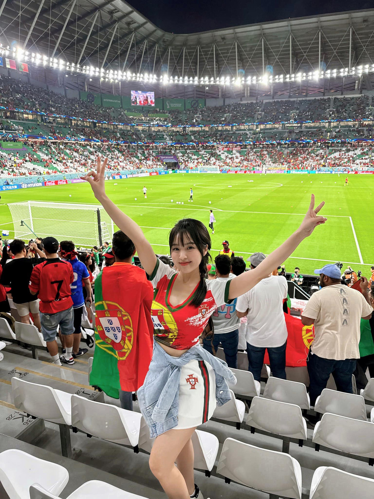Bên cạnh nổi tiếng nhờ nhan sắc, hot girl 9x này lại càng gây chú ý nhiều hơn trong mùa World Cup khi mặc áo đội tuyển nào ra sân thì đội đó sẽ bị loại.