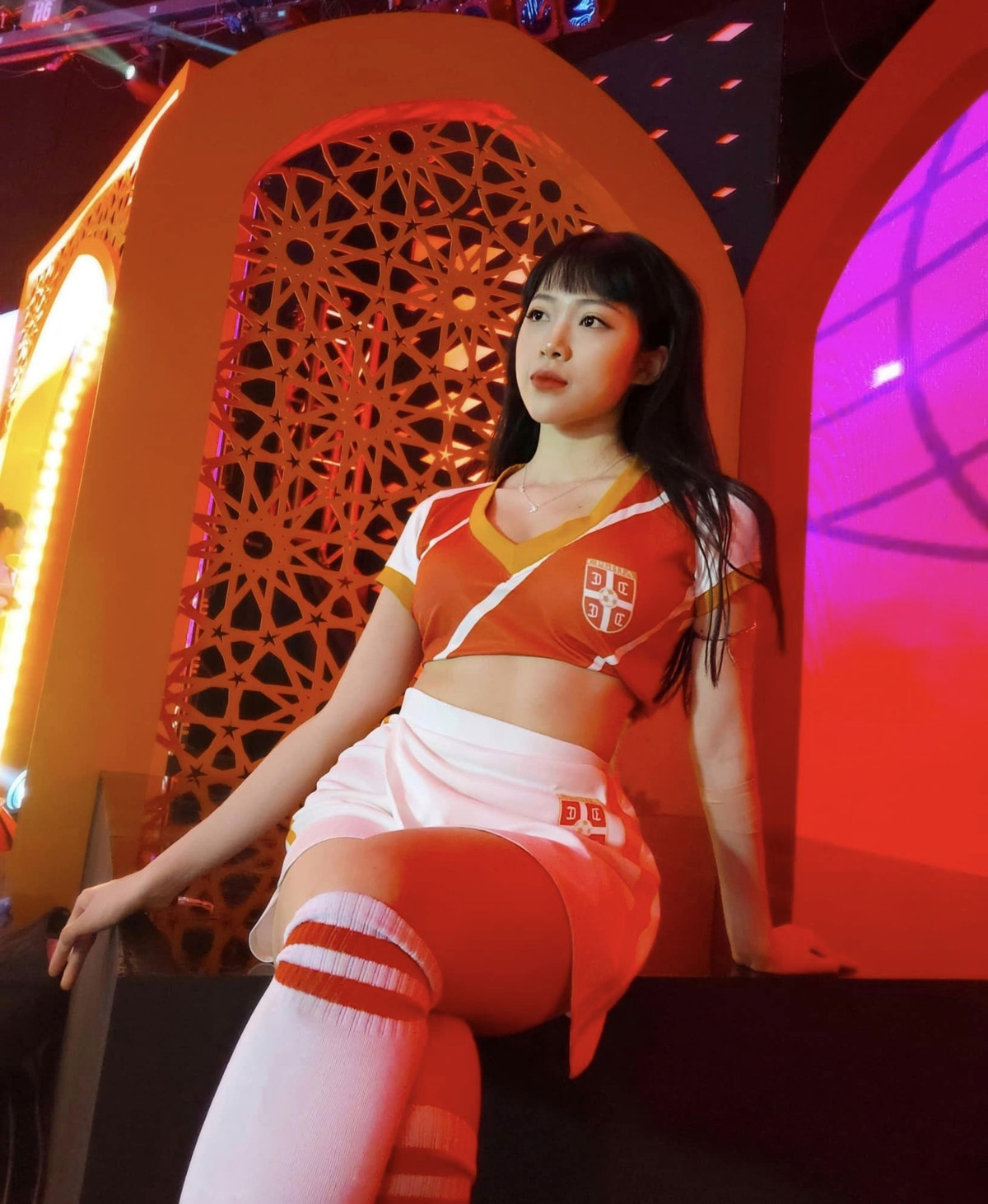 Một cô nàng khác cũng được chú ý sau khi tham gia chương trình Nóng Cùng World Cup là Nguyễn Thu Huyền (nickname Giai Ý, sinh năm 1999).