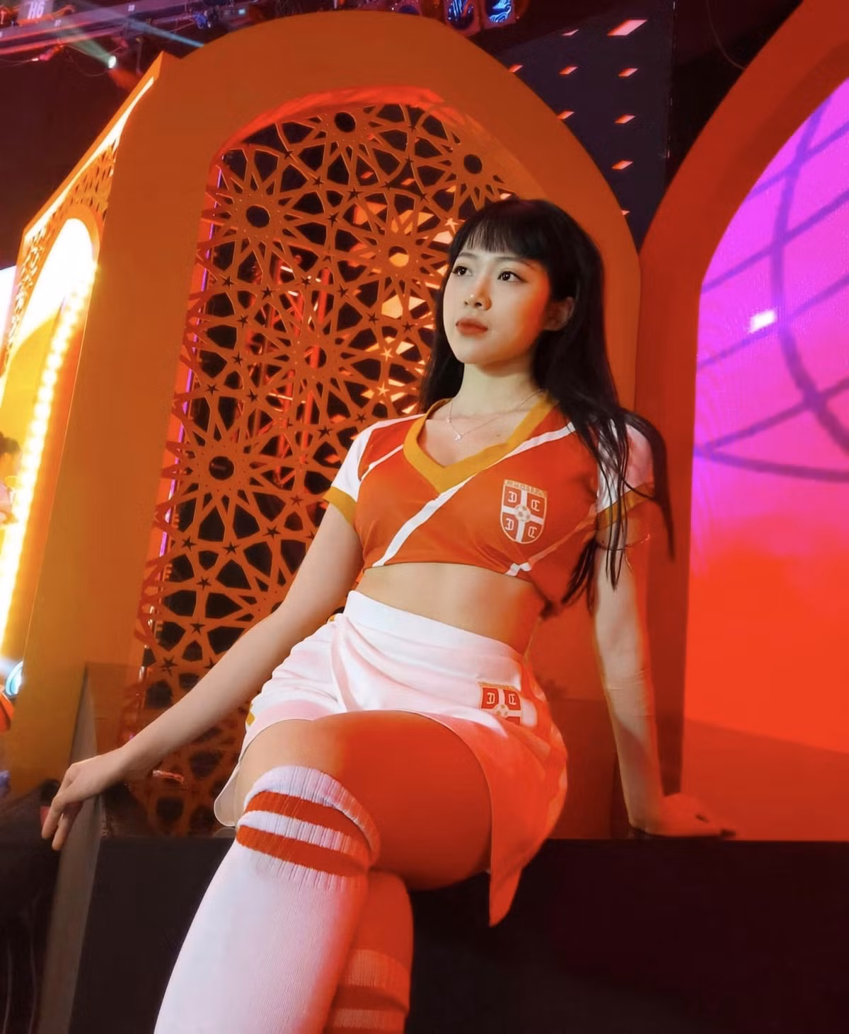 Một cô nàng khác cũng được chú ý sau khi tham gia chương trình Nóng Cùng World Cup là Nguyễn Thu Huyền (nickname Giai Ý, sinh năm 1999).