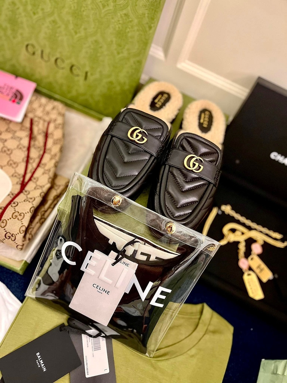Món quà gây ấn tượng đầu tiên cho netizen đó chính là đôi dép bít mũi màu đen sang trọng đến từ nhà mốt Gucci. Loạt quà còn có chiếc quần short của The North Face x Gucci có giá hơn 27 triệu đồng. Chưa dừng lại ở đó, dân mạng tiếp tục bị thu hút bởi hai đôi giày thể thao năng động thuộc thương hiệu Balmain và Off-White.