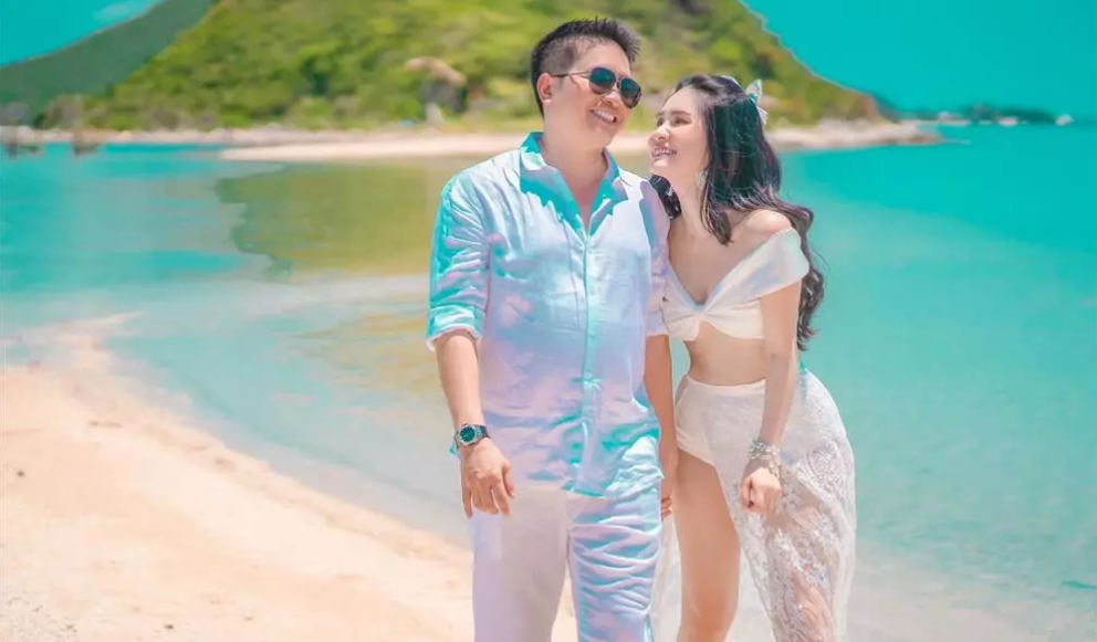 Trên trang cá nhân nam đại gia còn chia sẻ: "Sính lễ đón cô dâu. Dâu cũ nên chỉ xài đồ cũ thôi".