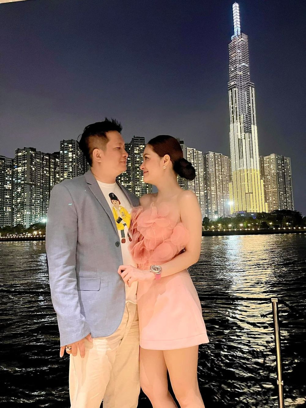 Không chỉ tặng quà sinh nhật cho vợ, doanh nhân Nguyễn Quốc Vũ còn chi tiền khủng để tổ chức tiệc trên du thuyền. Bữa tiệc hội tụ toàn doanh nhân giàu có là bạn bè của vợ chồng Di Băng.