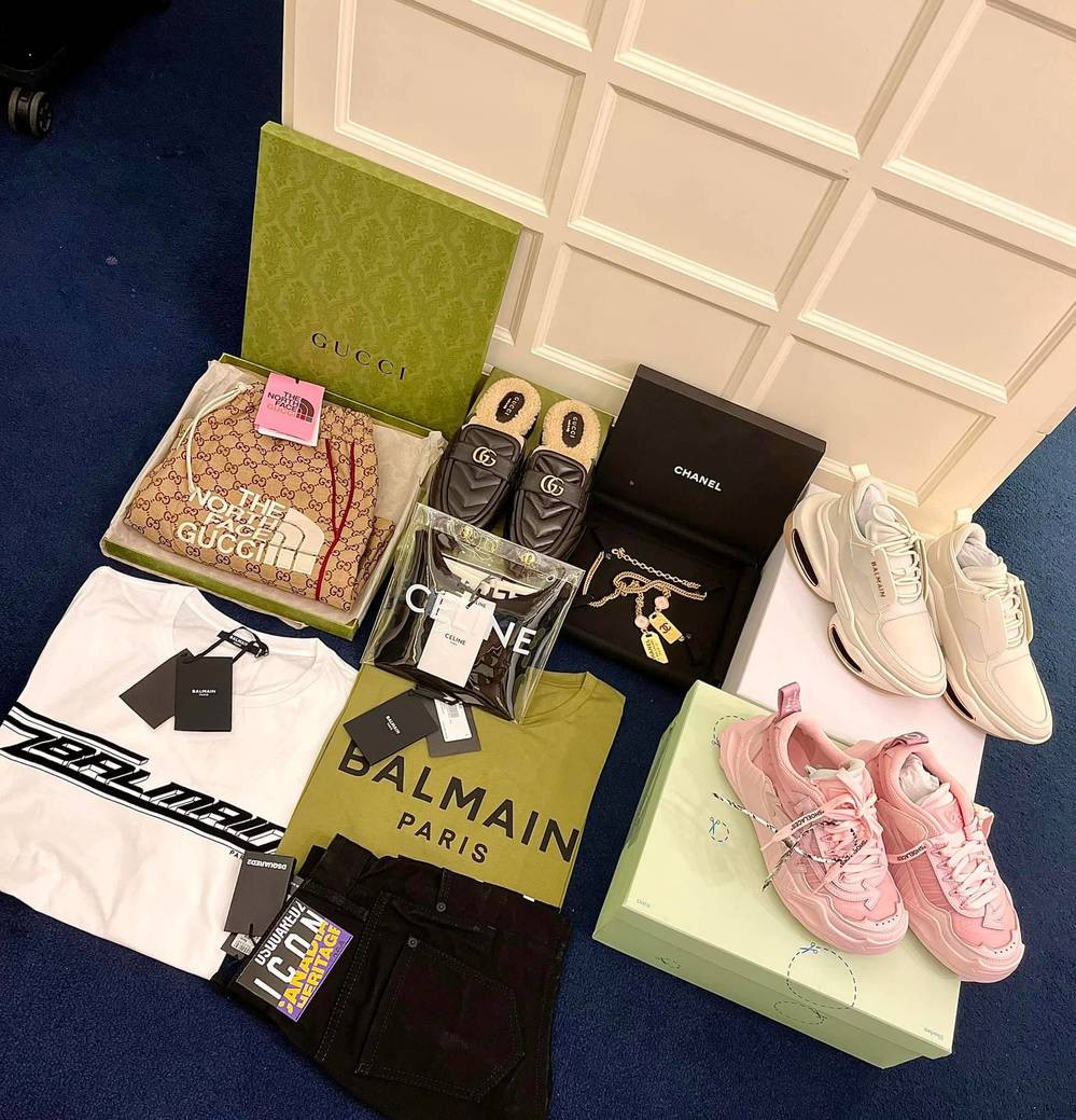Xuất hiện trong ảnh toàn là những món đồ xa xỉ đến từ các thương hiệu như Gucci, Celine, Balmain, Chanel và nhiều nhãn hàng cao cấp khác.