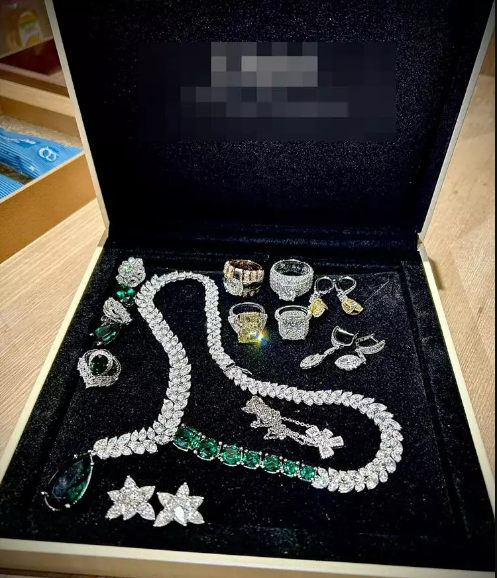 Đáng ngạc nhiên hơn chính là món quà mà doanh nhân Quốc Vũ tặng cho bà xã nhân dịp kỷ niệm này, đó là hộp trang phục rất nhiều nhẫn, dây chuyền, hoa tai.