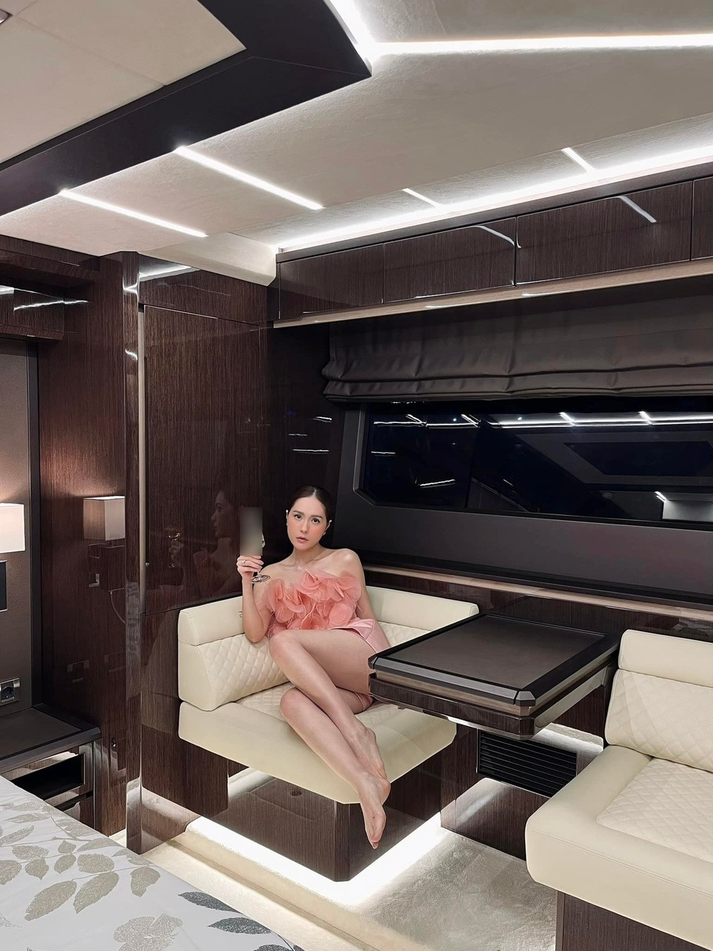 Là đại gia thứ thiệt của làng giải trí Việt, cuộc sống của Đoàn Di Băng được nhiều cư dân mạng chú ý, đặc biệt khiến hội chị em ghen tị. Ảnh: FBNV