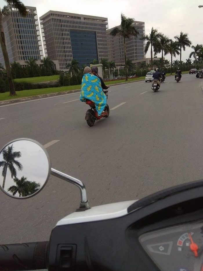 Chống rét khi ra đường là nhu cầu tất yếu của nhiều người khi ra đường trong những ngày nhiệt độ xuống thấp. Tuy nhiên, việc quấn chăn ra đường dễ gây ra tai nạn giao thông đáng tiếc, dù bạn là người cầm lái hay ngồi sau. Do vậy nên thận trọng, không nên áp dụng những cách chống rét nguy hiểm như trên. Ảnh: Tổng hợp