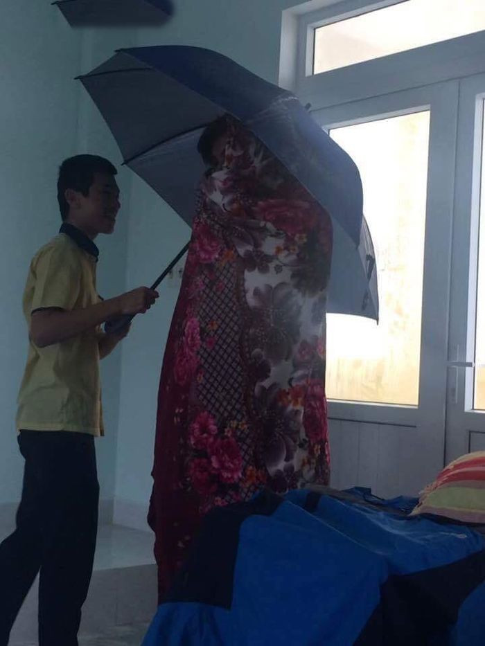 Trùm chăn vẫn chưa đủ ấm đâu, phải thêm cả ô chắn gió nữa mới đủ.