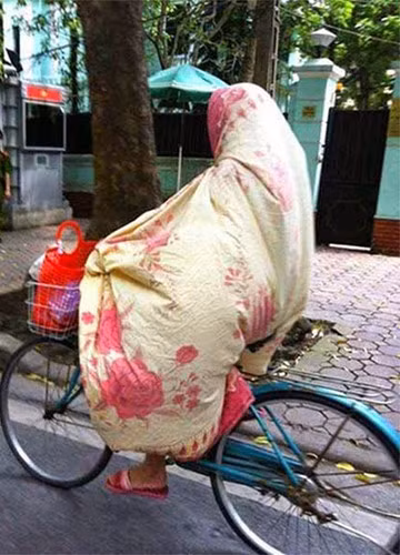 Để giữ ấm cơ thể ở mọi lúc mọi nơi, nhiều người trang bị cho mình muôn vàn kiểu chống rét siêu độc đáo mà không phải ai cũng nghĩ ra được.