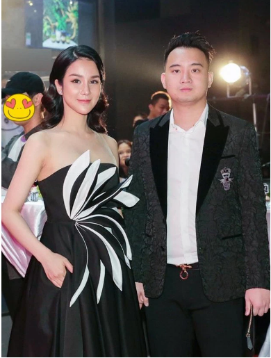 Gần đây nhất chính là sự việc thiếu gia Đức Phạm chặn xe vợ cũ để giành con khiến netizen phẫn nộ. Diệp Lâm Anh ngồi trên xe với con, tỏ ra lo sợ và gọi điện nhờ vợ chồng Cường Đô la - Đàm Thu Trang đến hỗ trợ.