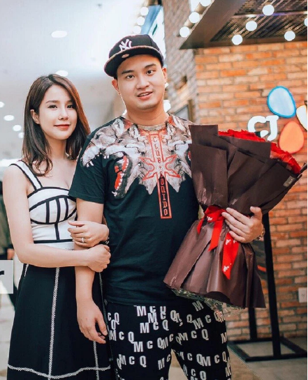 Vụ việc lên đỉnh điểm khi người đẹp tiết lộ ly thân chồng vì sự xuất hiện của tiểu tam. Netizen liền réo gọi tên người thứ ba là diễn viên Quỳnh Thư vì có những chi tiết trùng hợp.