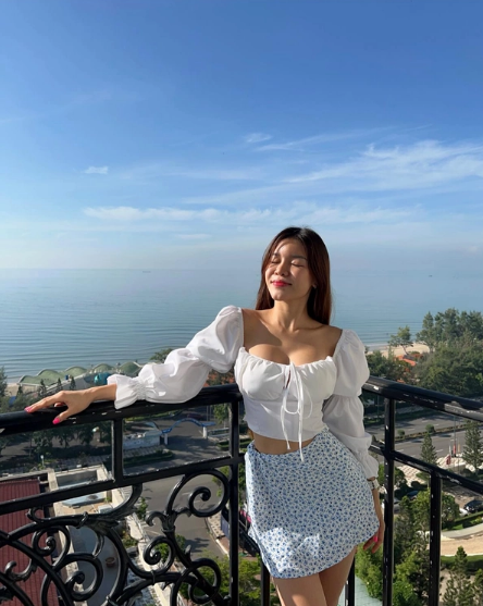 Thời gian qua Yến Xuân liên tục bị cư dân mạng đưa ra bàn tán về nhan sắc, đặc biệt trong lần chung khung hình với bạn trai.