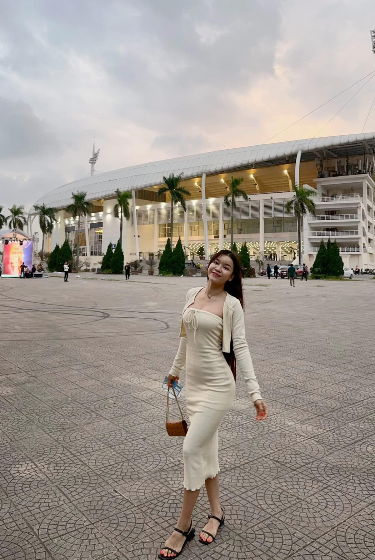 Bên cạnh những bình luận chúc phúc chuyện tình yêu của họ thì cũng không ít dân mạng "soi" nhan sắc của bạn gái nam cầu thủ.